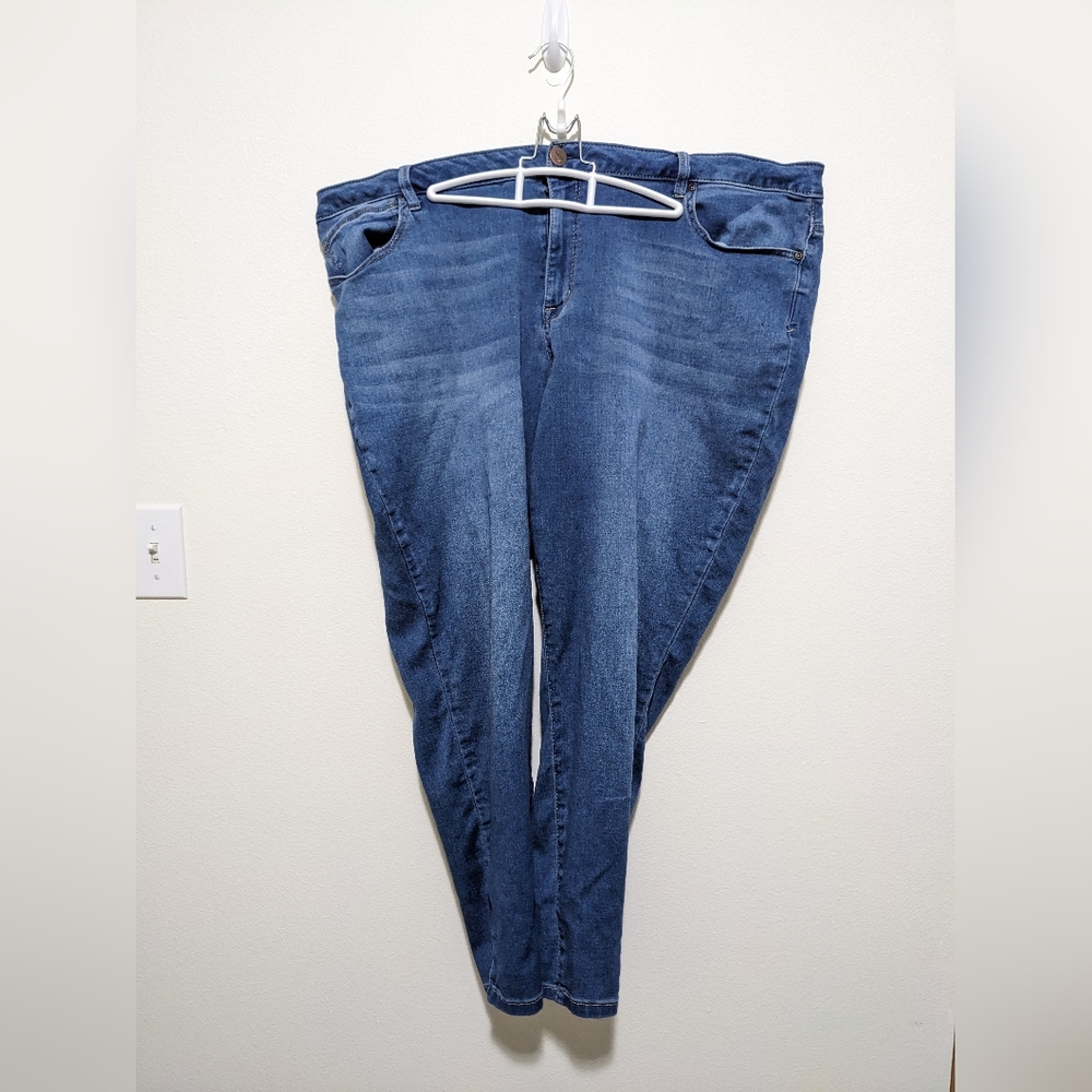 Meri Skye Women's Plus-sized 26W Light Wash Skinny Jeans.